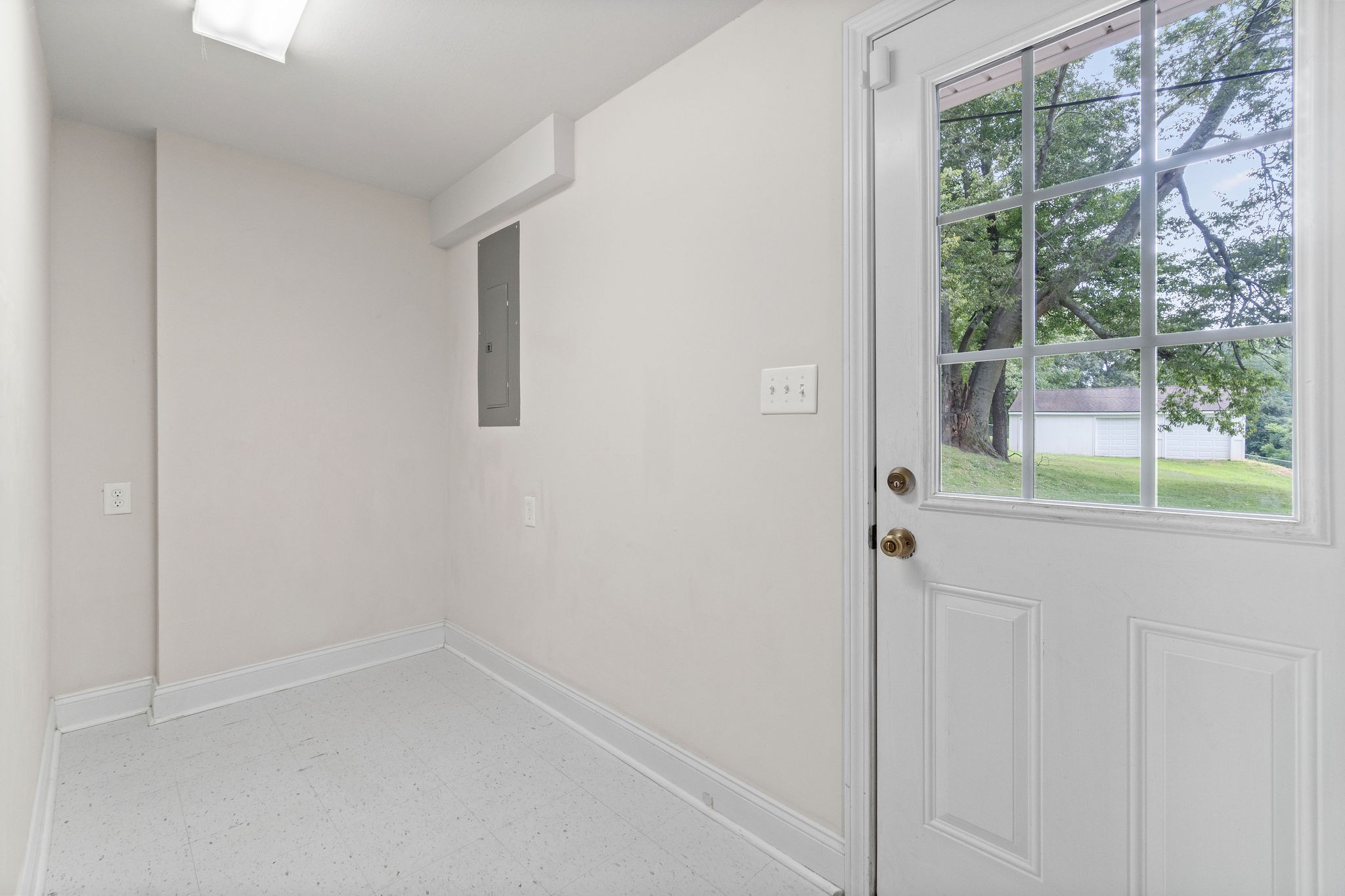 370 Rossview Road Clarksville, TN 37043 - Photo 14 of 28 Gallery Image 14
