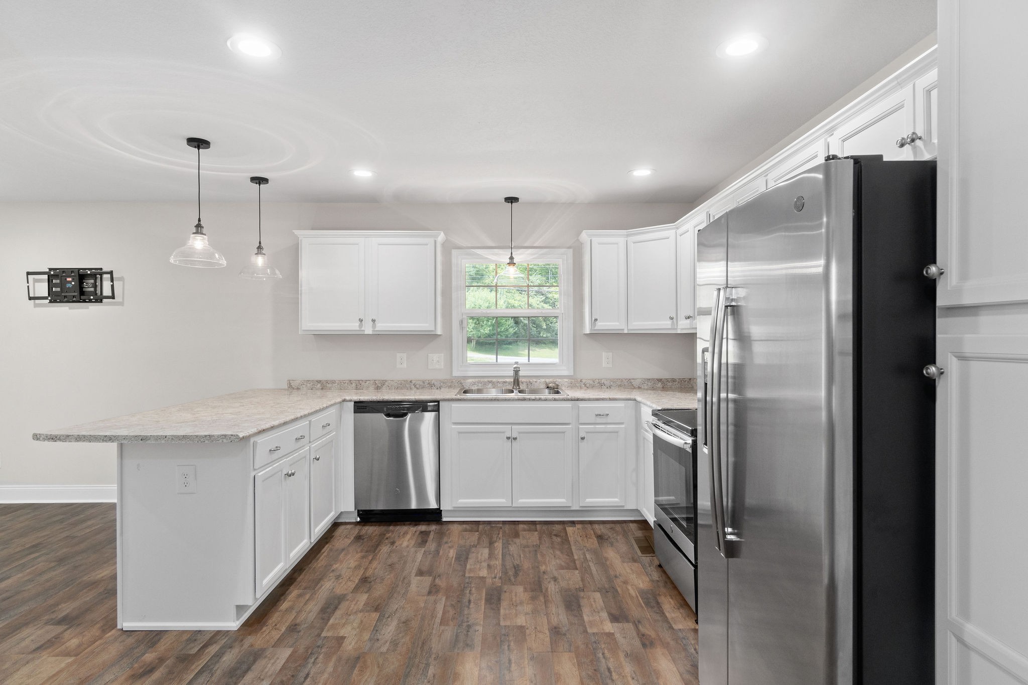 370 Rossview Road Clarksville, TN 37043 - Photo 3 of 28 Gallery Image 3