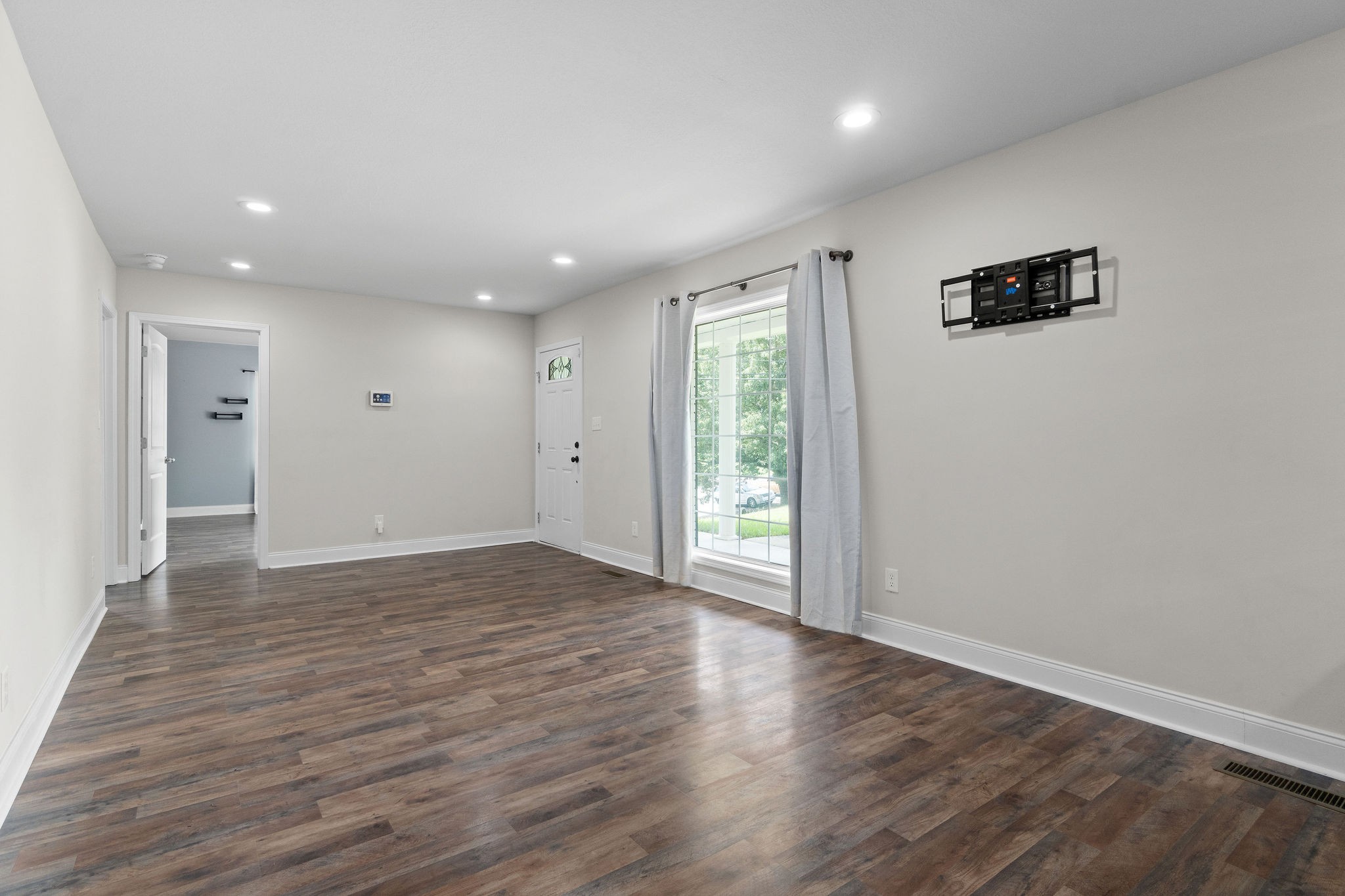 370 Rossview Road Clarksville, TN 37043 - Photo 9 of 28 Gallery Image 9