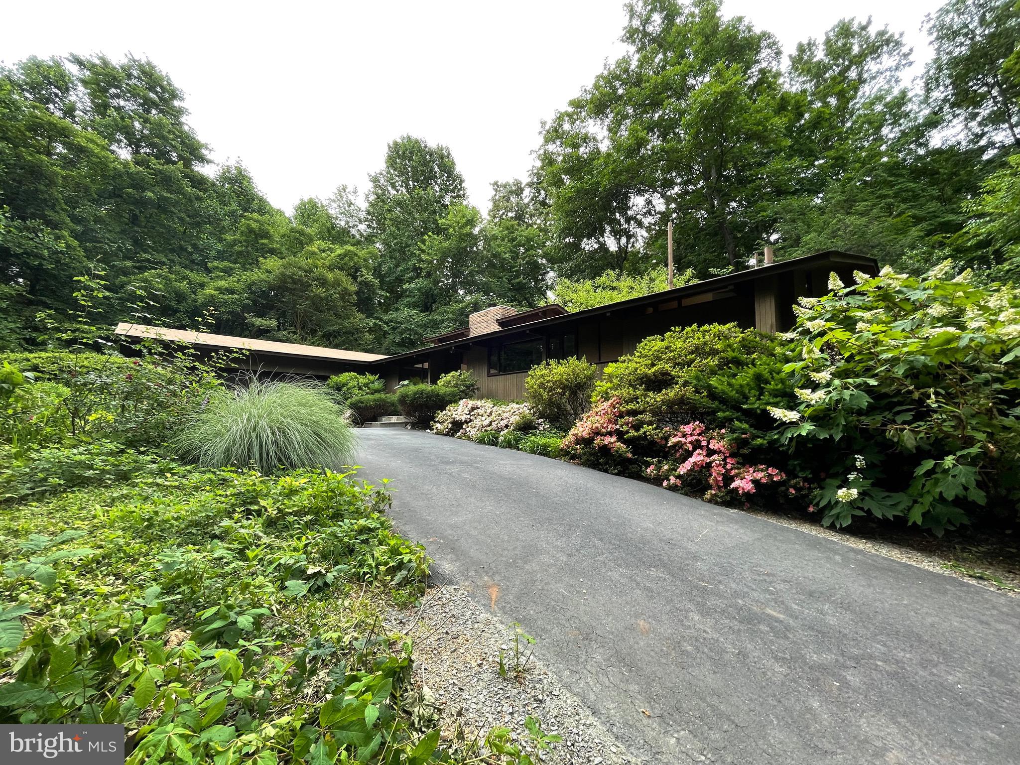 9218 Jeffery Road Great Falls, VA 22066 - Photo 1 of 40 Gallery Image 1