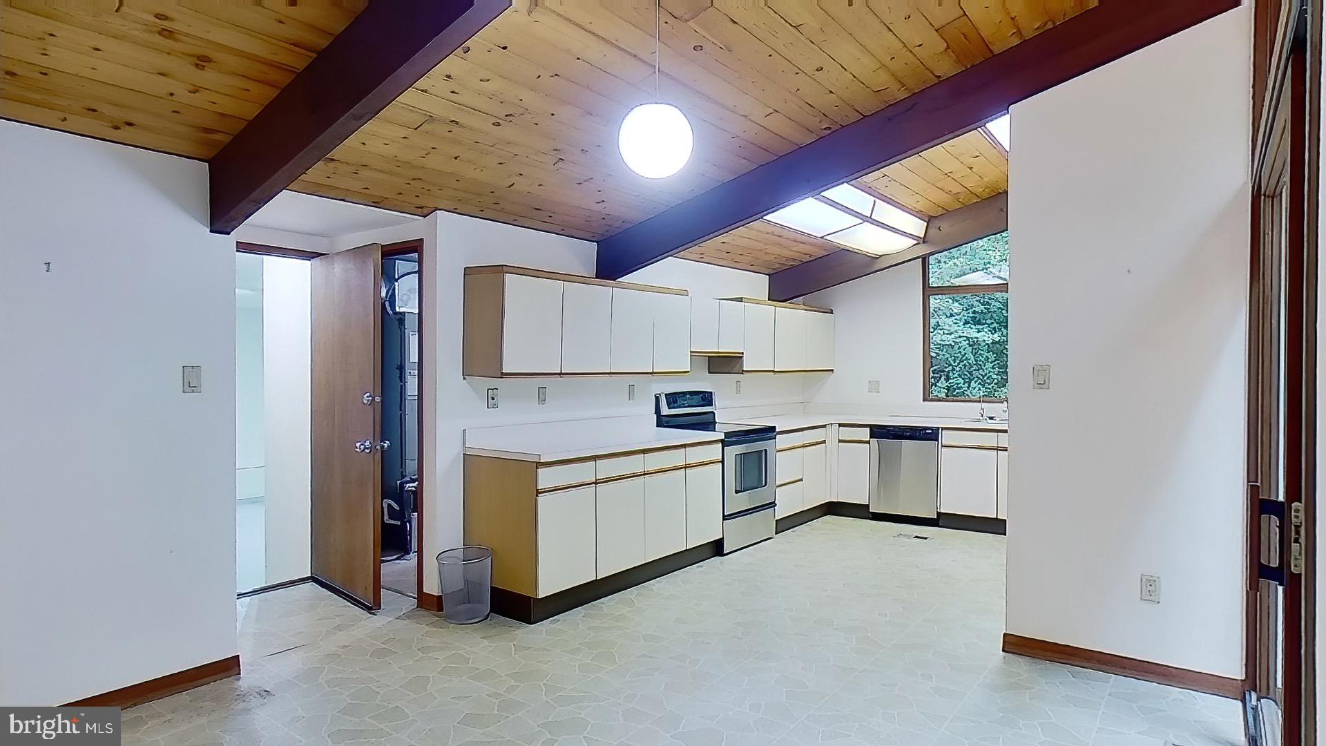 9218 Jeffery Road Great Falls, VA 22066 - Photo 13 of 40 Gallery Image 13