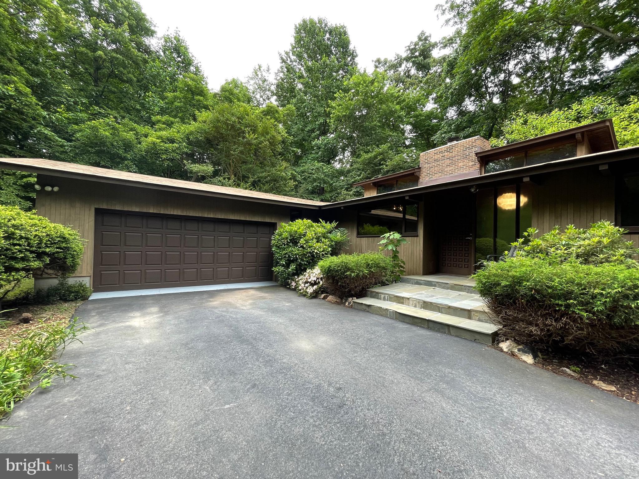 9218 Jeffery Road Great Falls, VA 22066 - Photo 4 of 40 Gallery Image 4