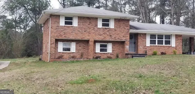 a view of a house with a yard