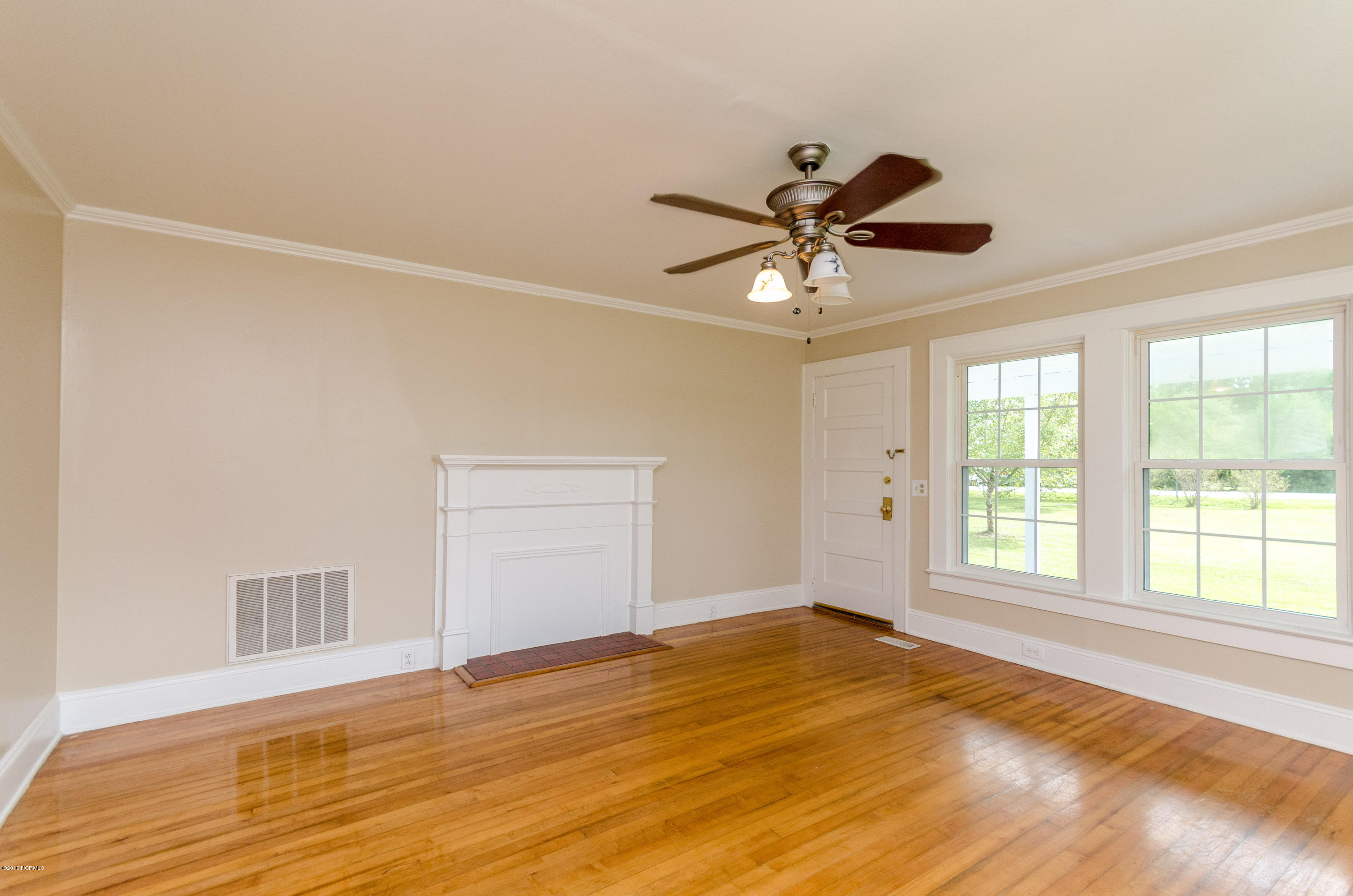 155 Starling Road Hubert, NC 28539 - Photo 16 of 40 Livingroom