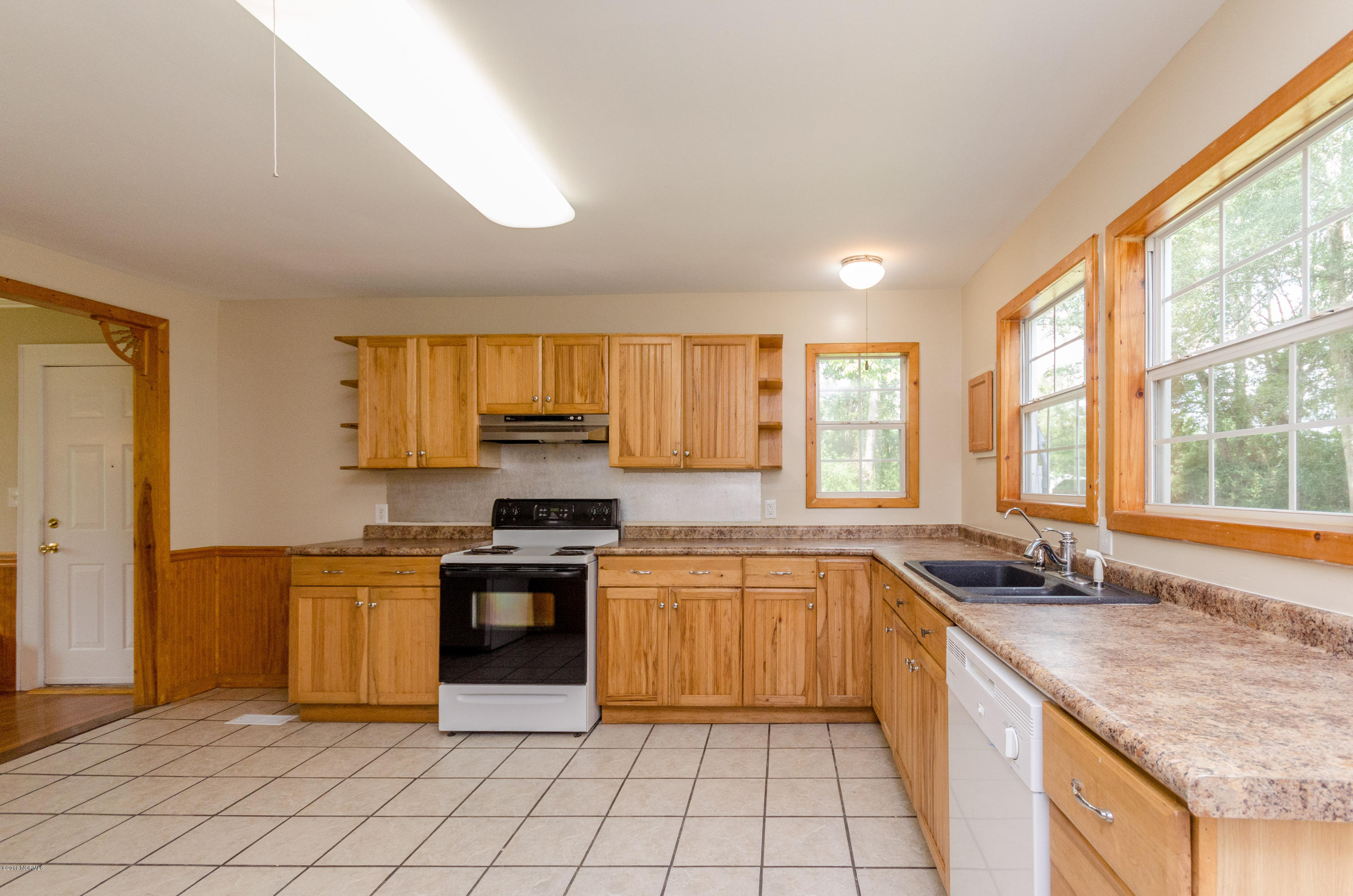 155 Starling Road Hubert, NC 28539 - Photo 23 of 40 Kitchen