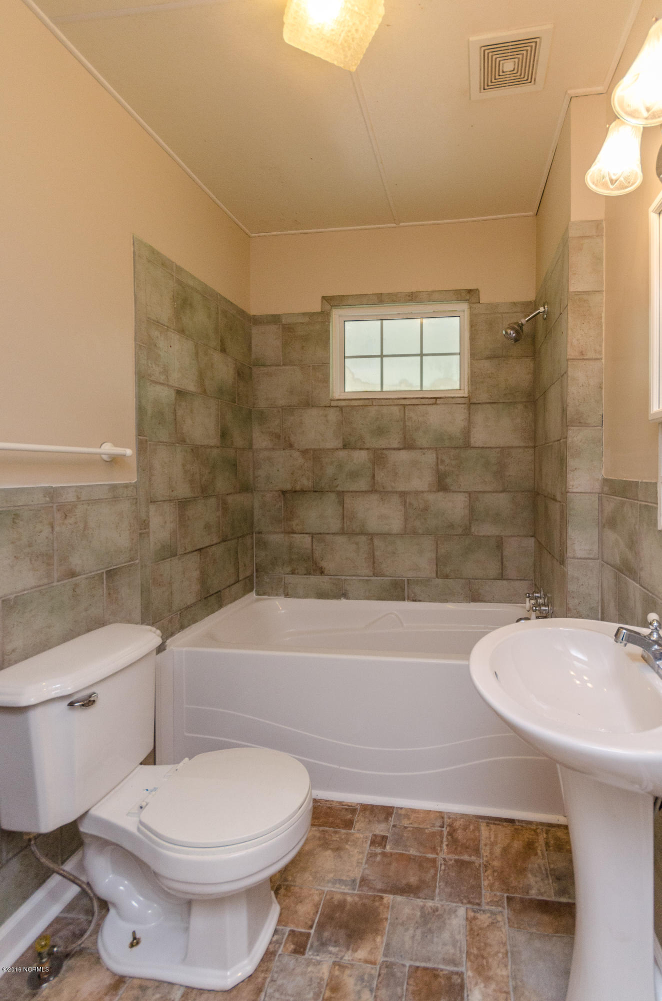 155 Starling Road Hubert, NC 28539 - Photo 25 of 40 Main Floor Bath
