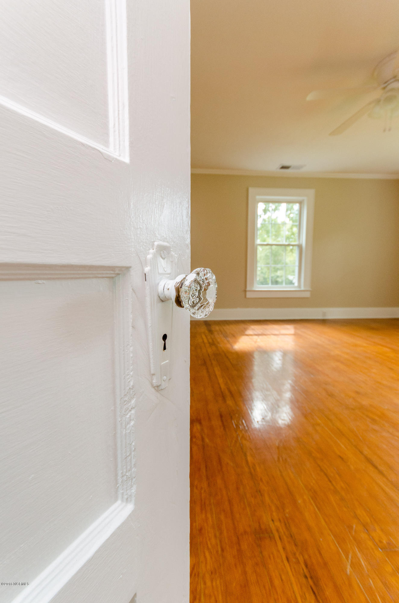 155 Starling Road Hubert, NC 28539 - Photo 37 of 40 Glass Door knobs