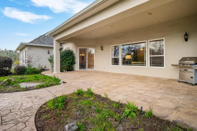 a view of empty room with a large window