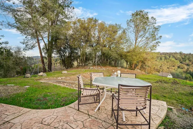 a view of a pathway with a yard