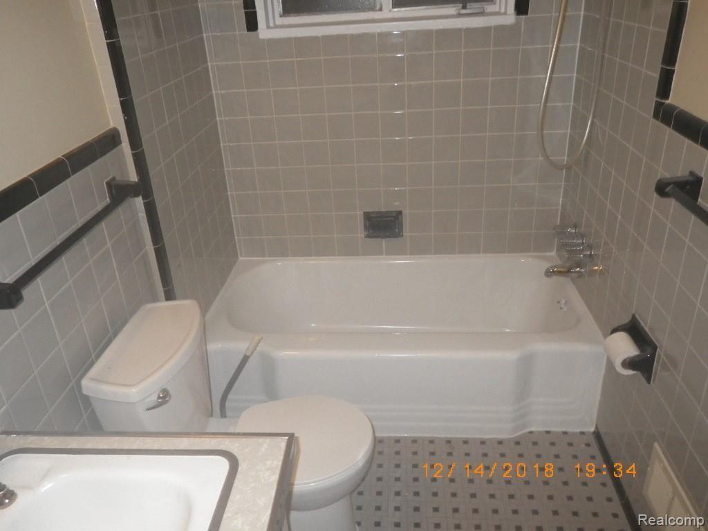 20121 Trinity Street Detroit, MI 48219 - Photo 5 of 5 20120 Trinity Bath.JPG