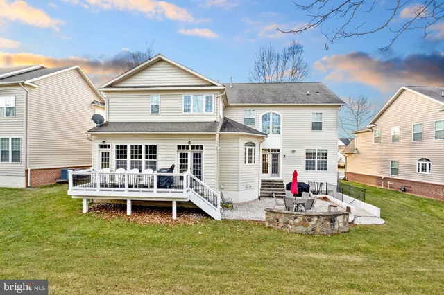a front view of house with yard