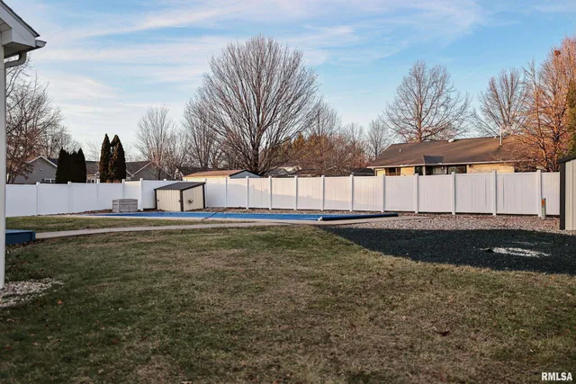 $395,000 | 5 Pheasant Lane, Pittsfield, IL 62363