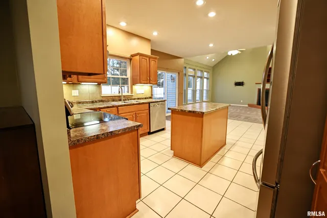 $395,000 | 5 Pheasant Lane, Pittsfield, IL 62363