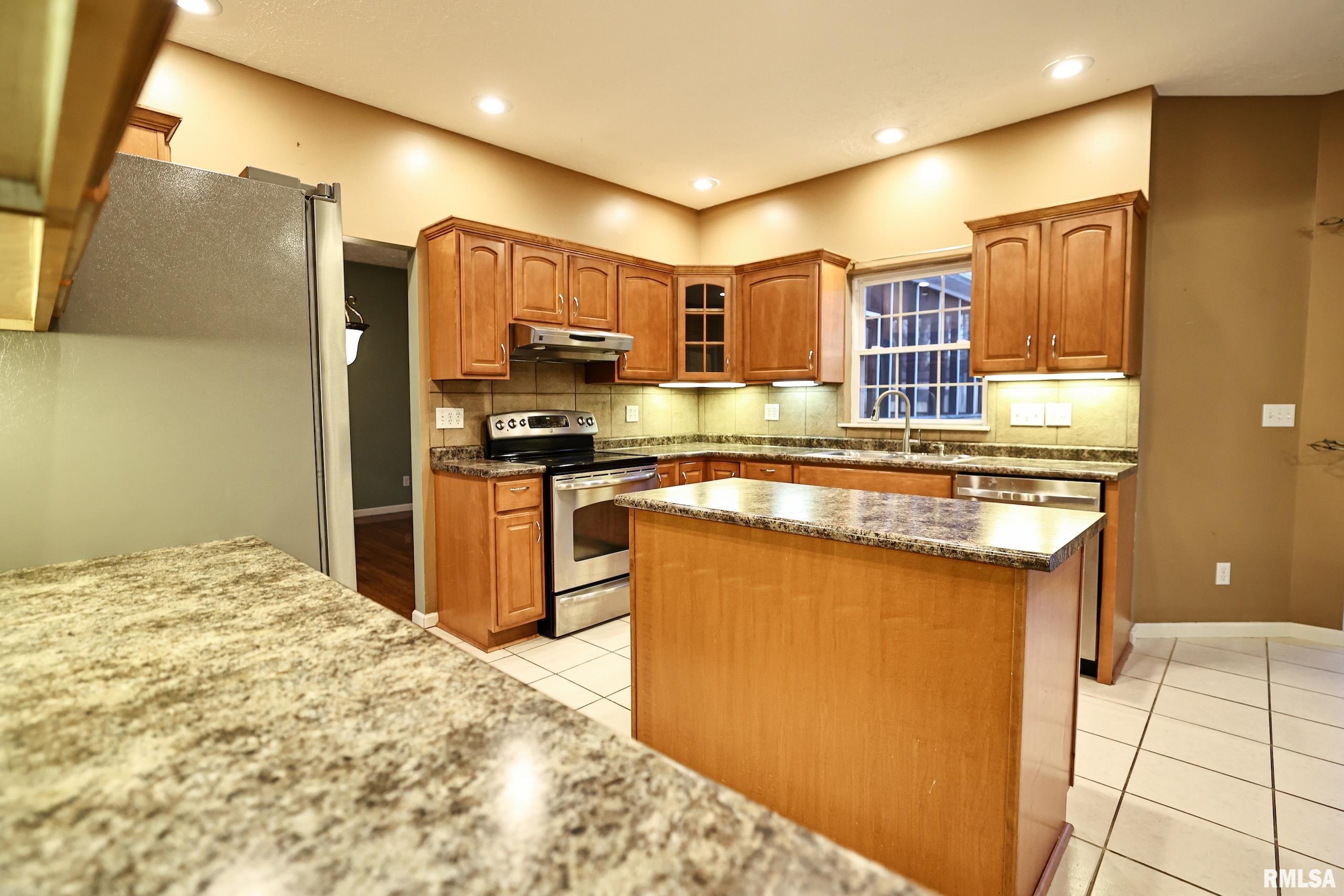 5 Pheasant Lane Pittsfield, IL 62363 - Photo 4 of 74