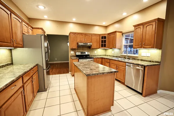 $345,000 | 5 Pheasant Lane, Pittsfield, IL 62363