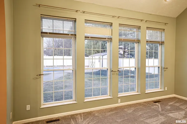 $345,000 | 5 Pheasant Lane, Pittsfield, IL 62363