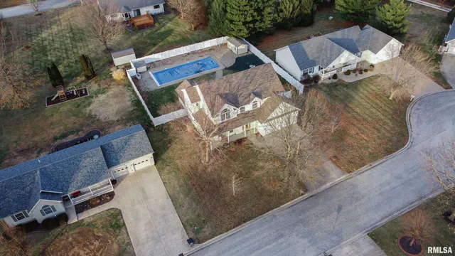 $395,000 | 5 Pheasant Lane, Pittsfield, IL 62363