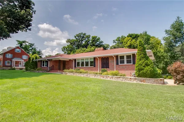$800,000 | 20 North Fairmount Drive, Alton, IL 62002