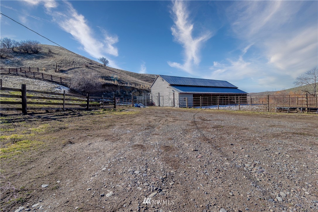 142 Barger Road Prescott, WA 99348 - Photo 1 of 40