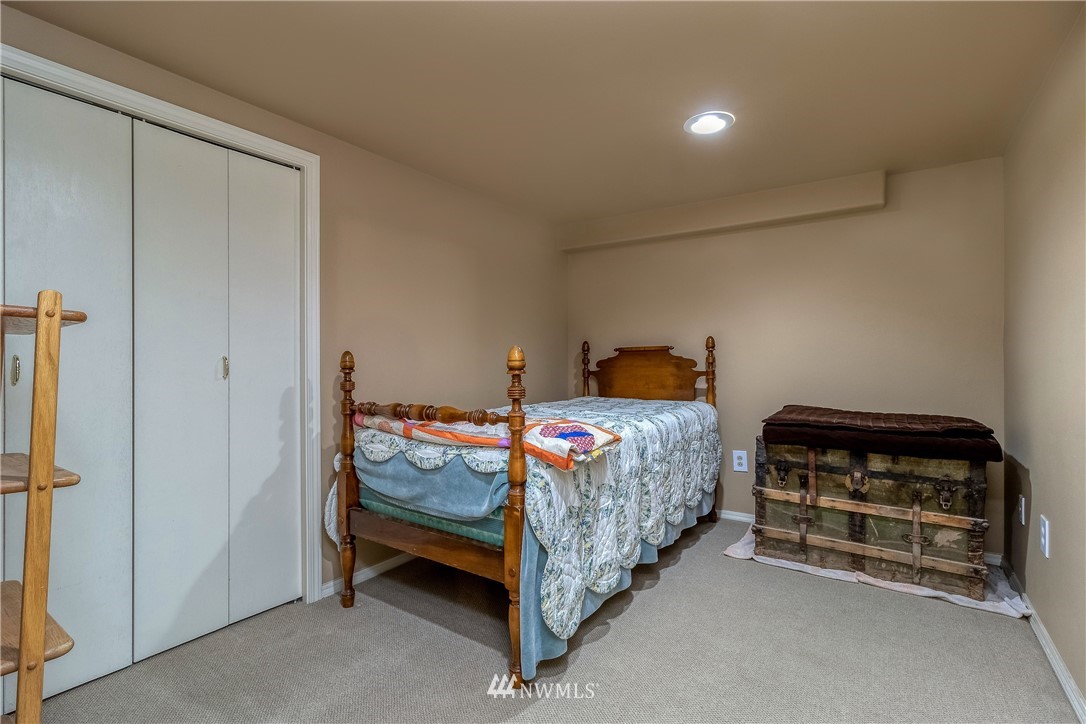 142 Barger Road Prescott, WA 99348 - Photo 27 of 40 a bedroom with a bed and a machine in it