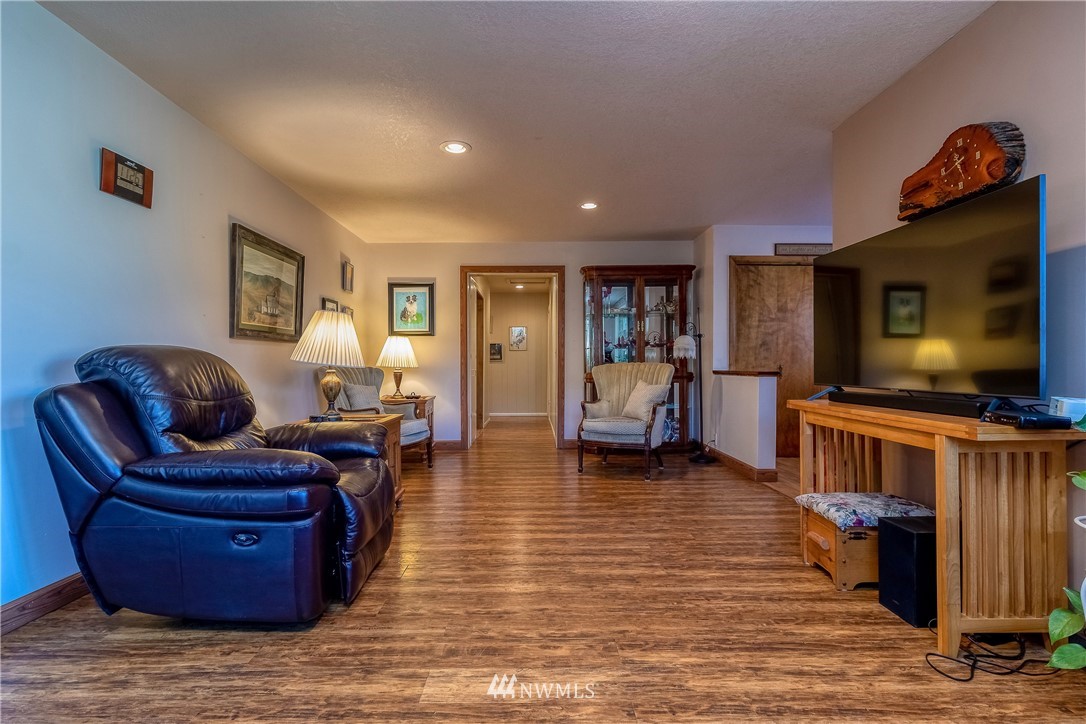 142 Barger Road Prescott, WA 99348 - Photo 4 of 40 a living room with furniture and a flat screen tv