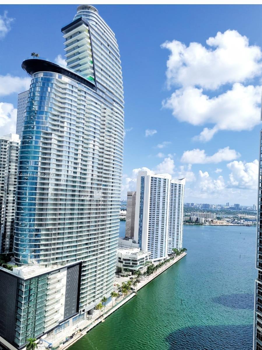 485 Brickell Avenue, Unit 2803 Miami, FL 33131 - Photo 2 of 9 a front view of a building with garden