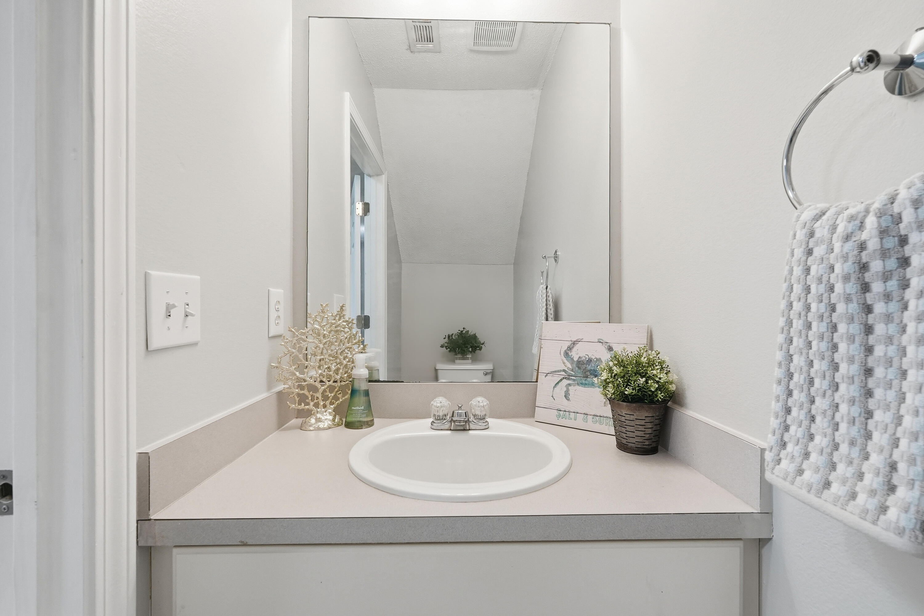 481 Keystone Road Mary Esther, FL 32569 - Photo 17 of 35 Hall Bathroom