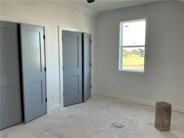 a view of an house with backyard