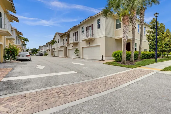 $525,000 | 99 Palm Lane, Royal Palm Beach, FL 33411