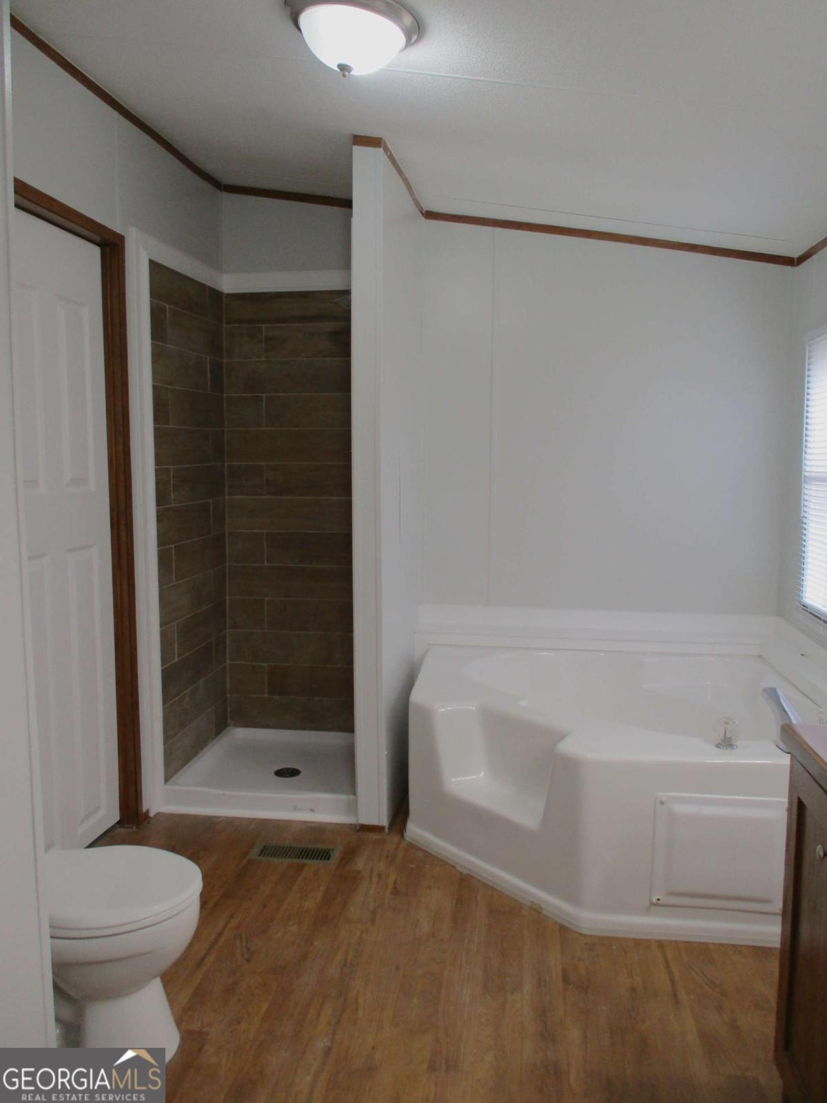 606 Cline Road Northwest Resaca, GA 30735 - Photo 29 of 49 a bathroom with a bathtub and a toilet