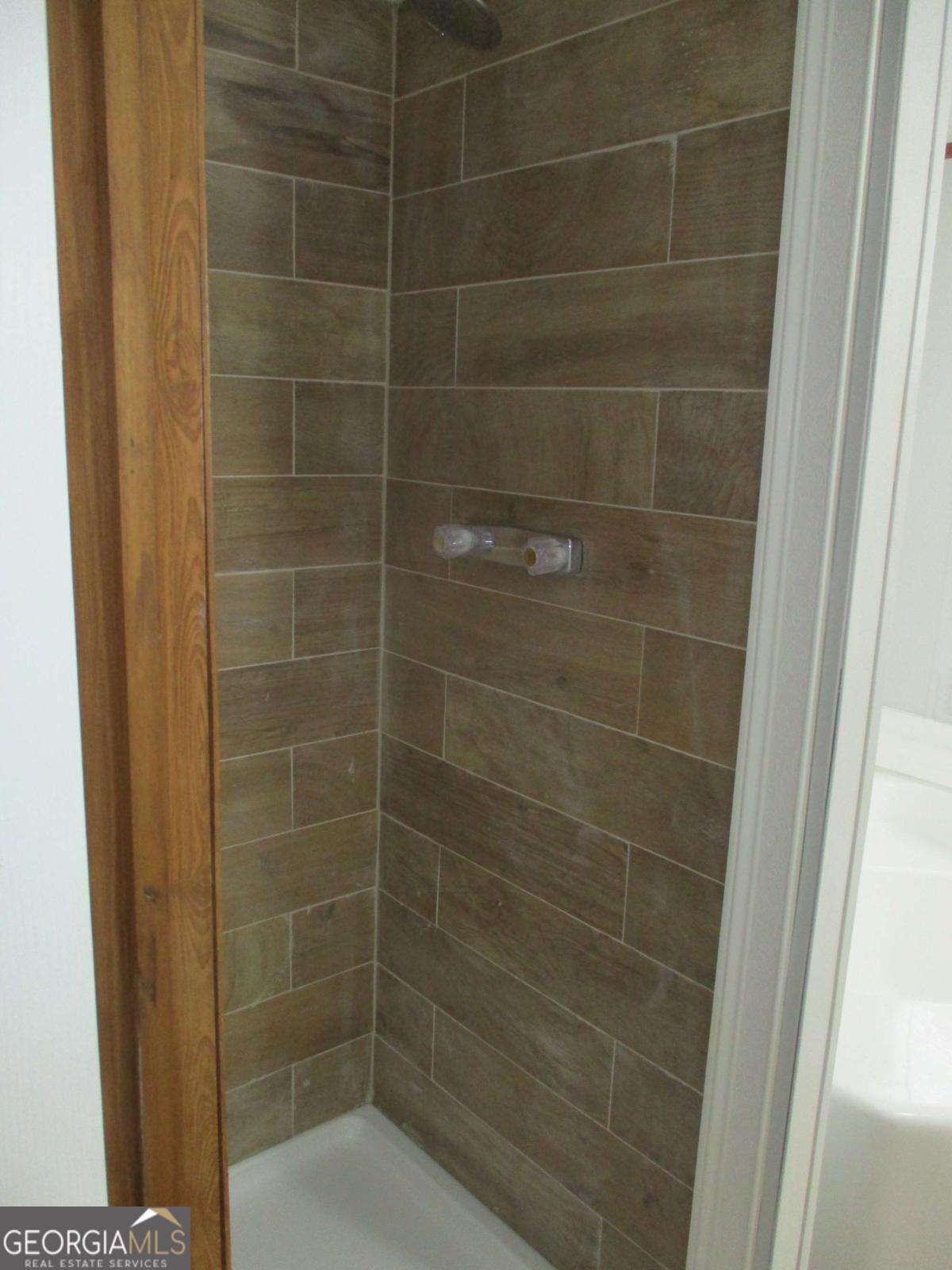 606 Cline Road Northwest Resaca, GA 30735 - Photo 33 of 49 a bathroom with a shower