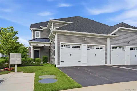 $1,225,000 | 21 Seasons Way, Dix Hills, NY 11746