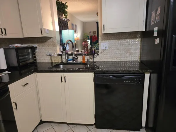 $114,200 | 7300 Lake Cir Drive, Unit 404, Margate, FL 33063