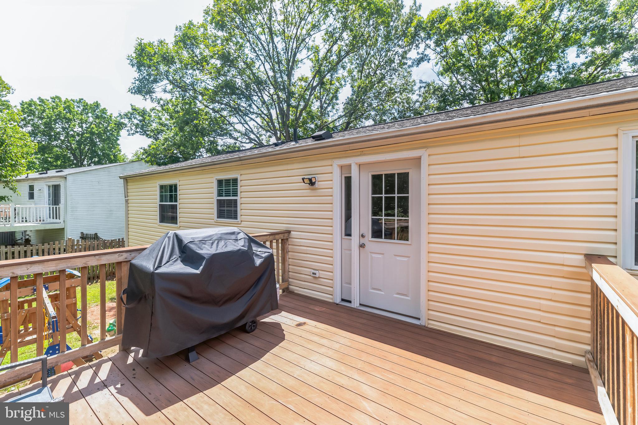 8195 Oakglen Road Manassas, VA 20110 - Photo 11 of 32 Spacious deck waiting for outdoor grilling