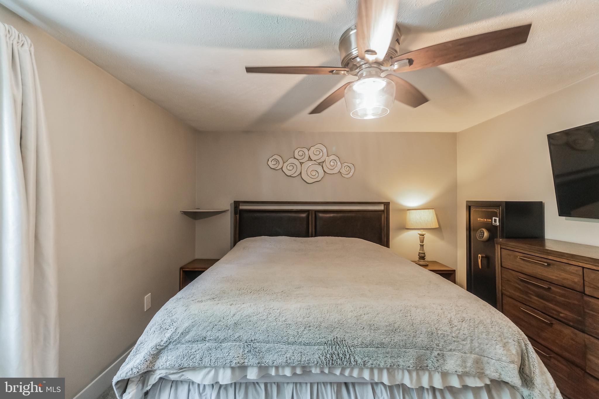 8195 Oakglen Road Manassas, VA 20110 - Photo 13 of 32 Ceiling fan for comfort