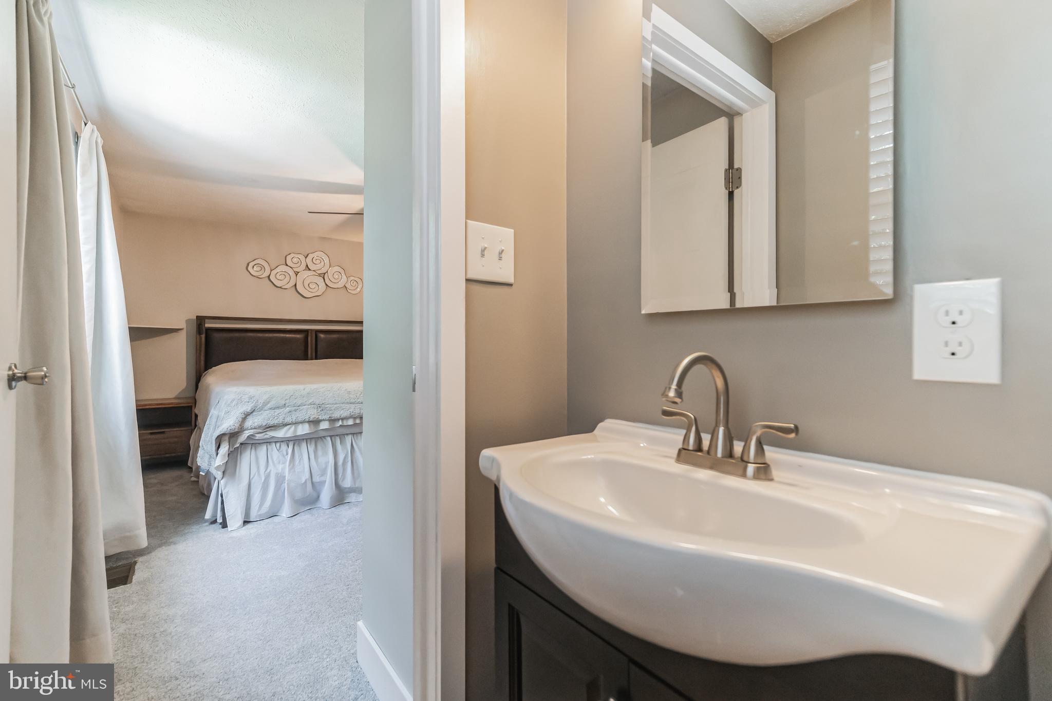 8195 Oakglen Road Manassas, VA 20110 - Photo 14 of 32 En suite bathroom