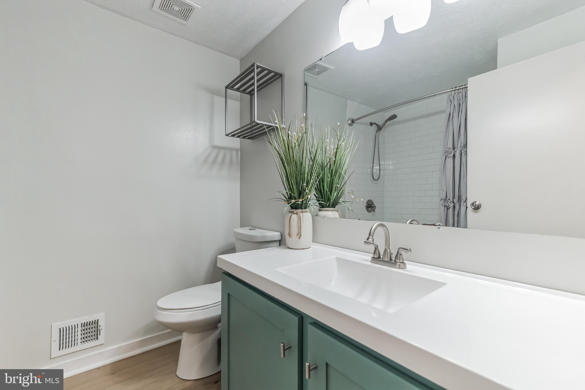 8195 Oakglen Road Manassas, VA 20110 - Photo 19 of 32 2nd full bath on upper level