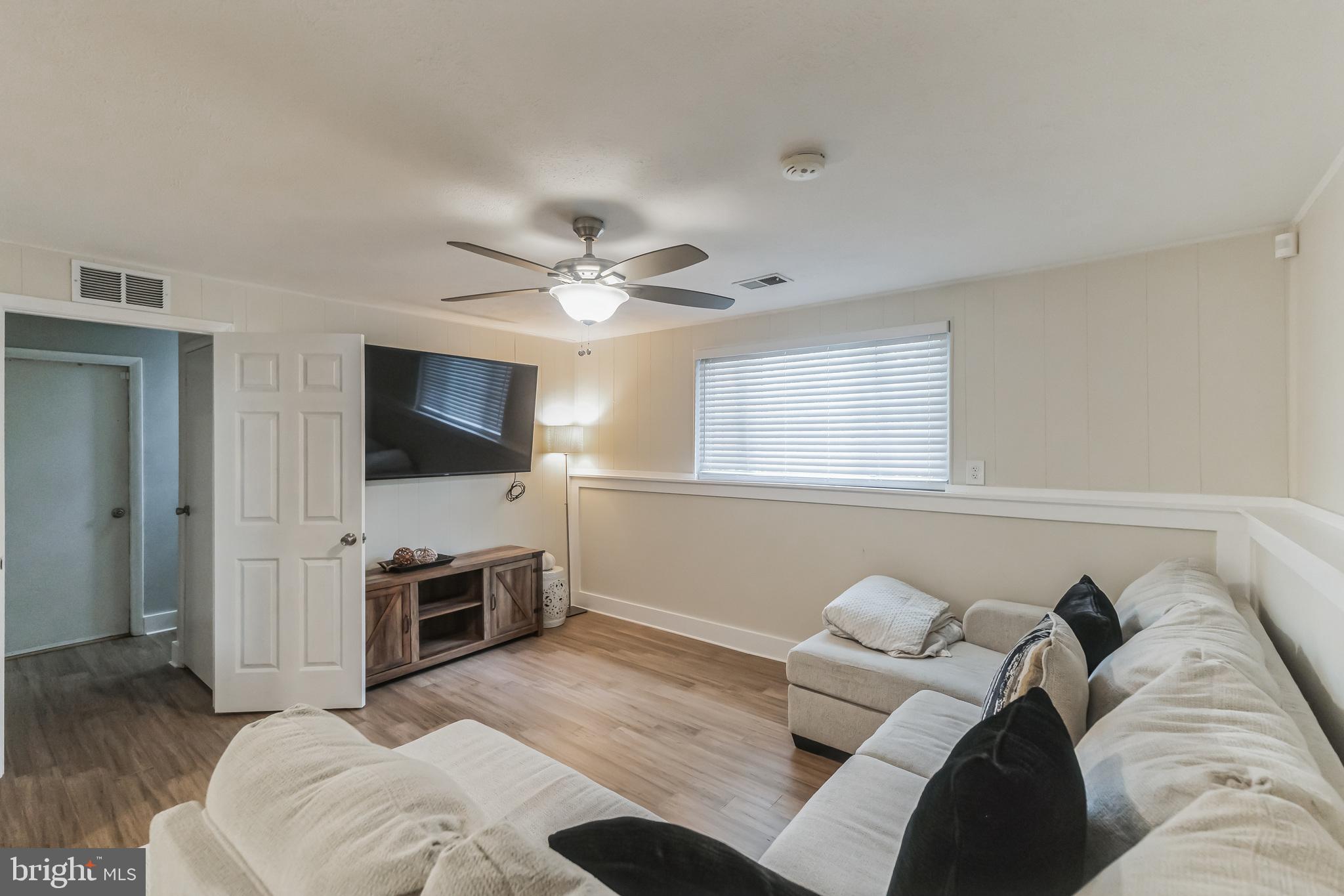 8195 Oakglen Road Manassas, VA 20110 - Photo 20 of 32 Large lower level family room