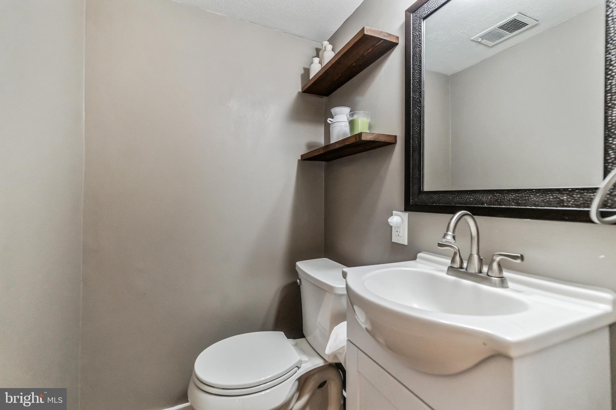 8195 Oakglen Road Manassas, VA 20110 - Photo 24 of 32 Convenient half bath on this level