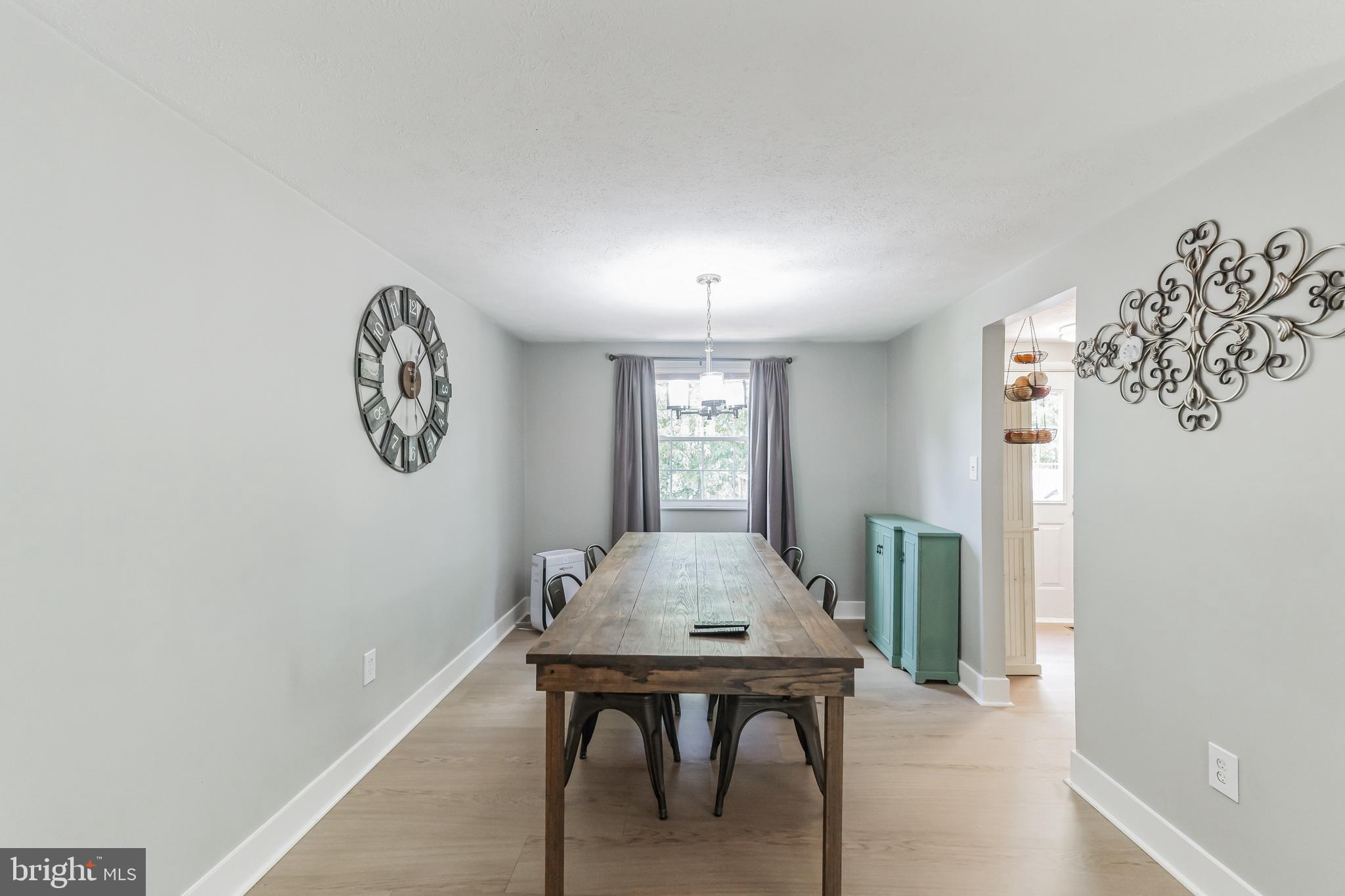 8195 Oakglen Road Manassas, VA 20110 - Photo 5 of 32 Large dining space for hosting celebrations