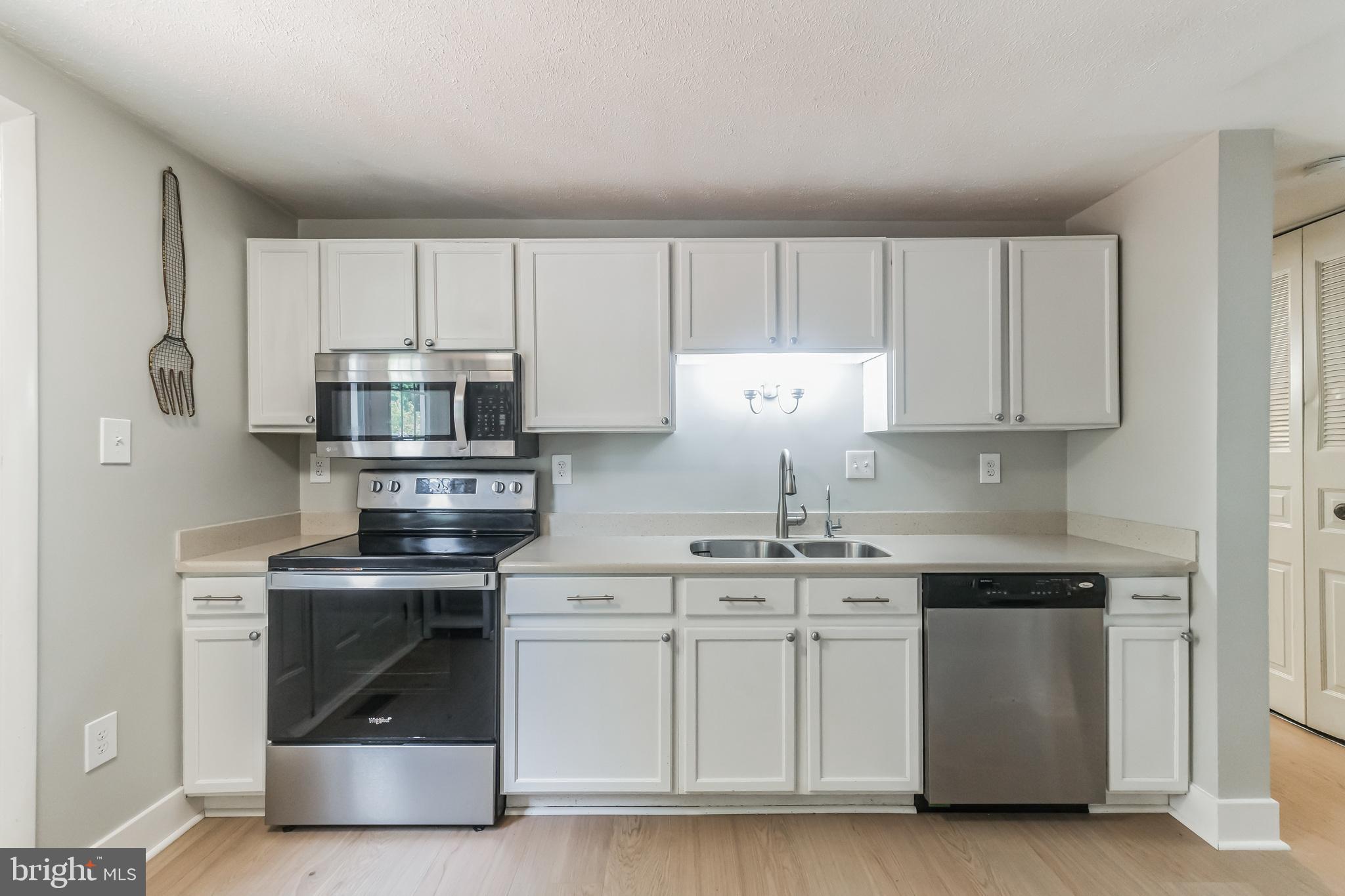 8195 Oakglen Road Manassas, VA 20110 - Photo 7 of 32 Crisp white cabinets & stainless steel appliances