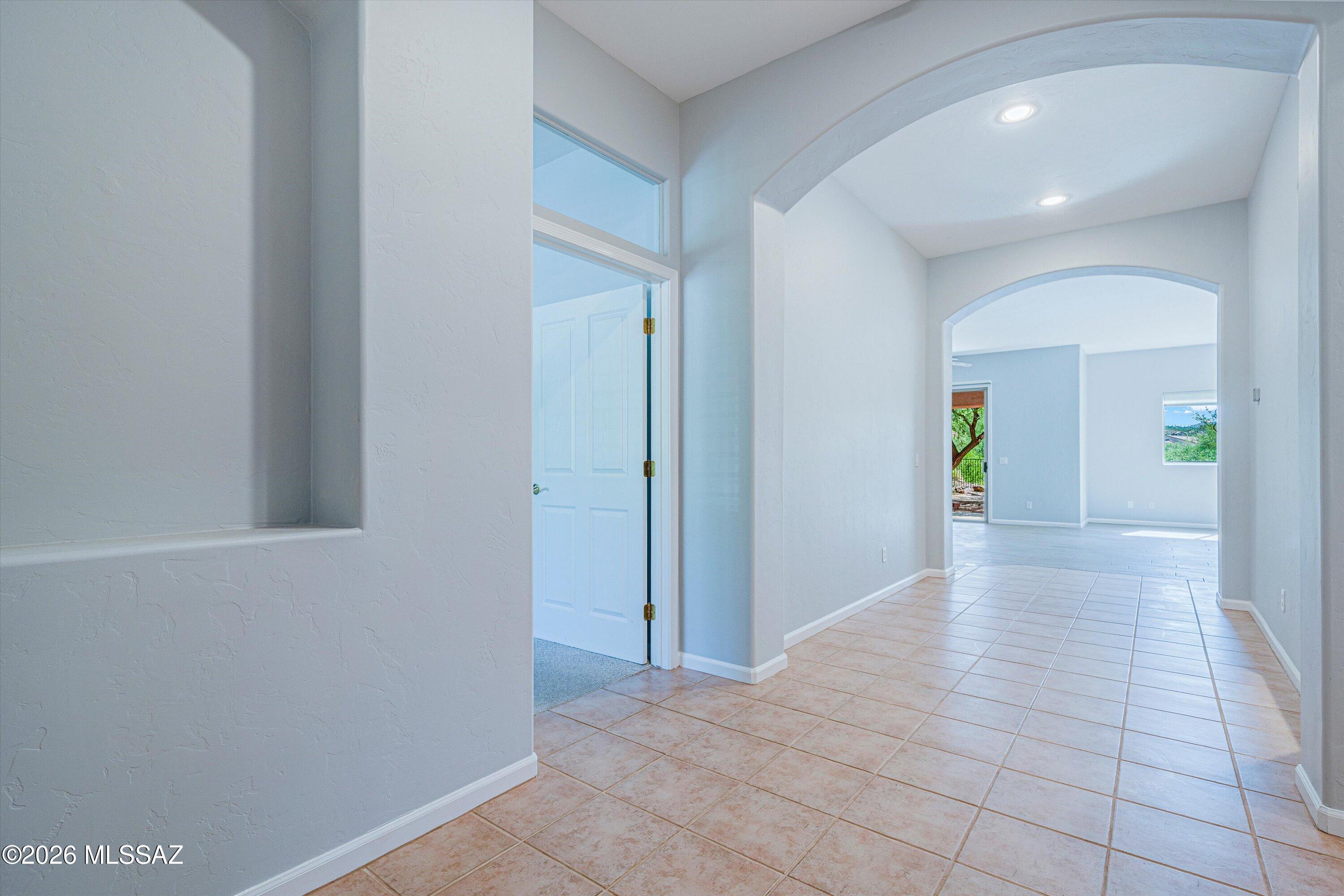 5338 North Ridge Spring Place Tucson, AZ 85749 - Photo 6 of 36 Foyer