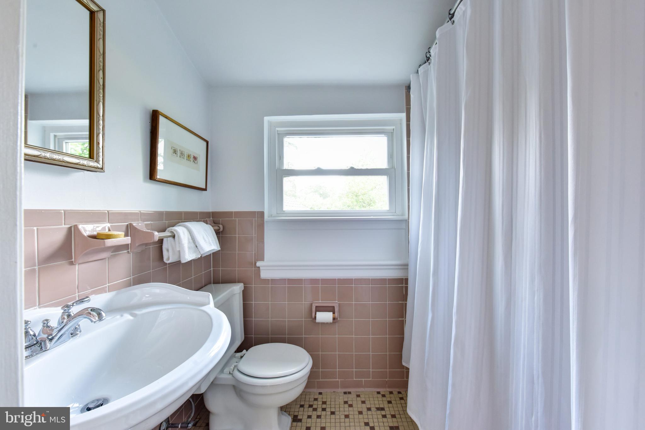 2604 Ridge Rd Drive Alexandria, VA 22302 - Photo 45 of 61 Upper level bath