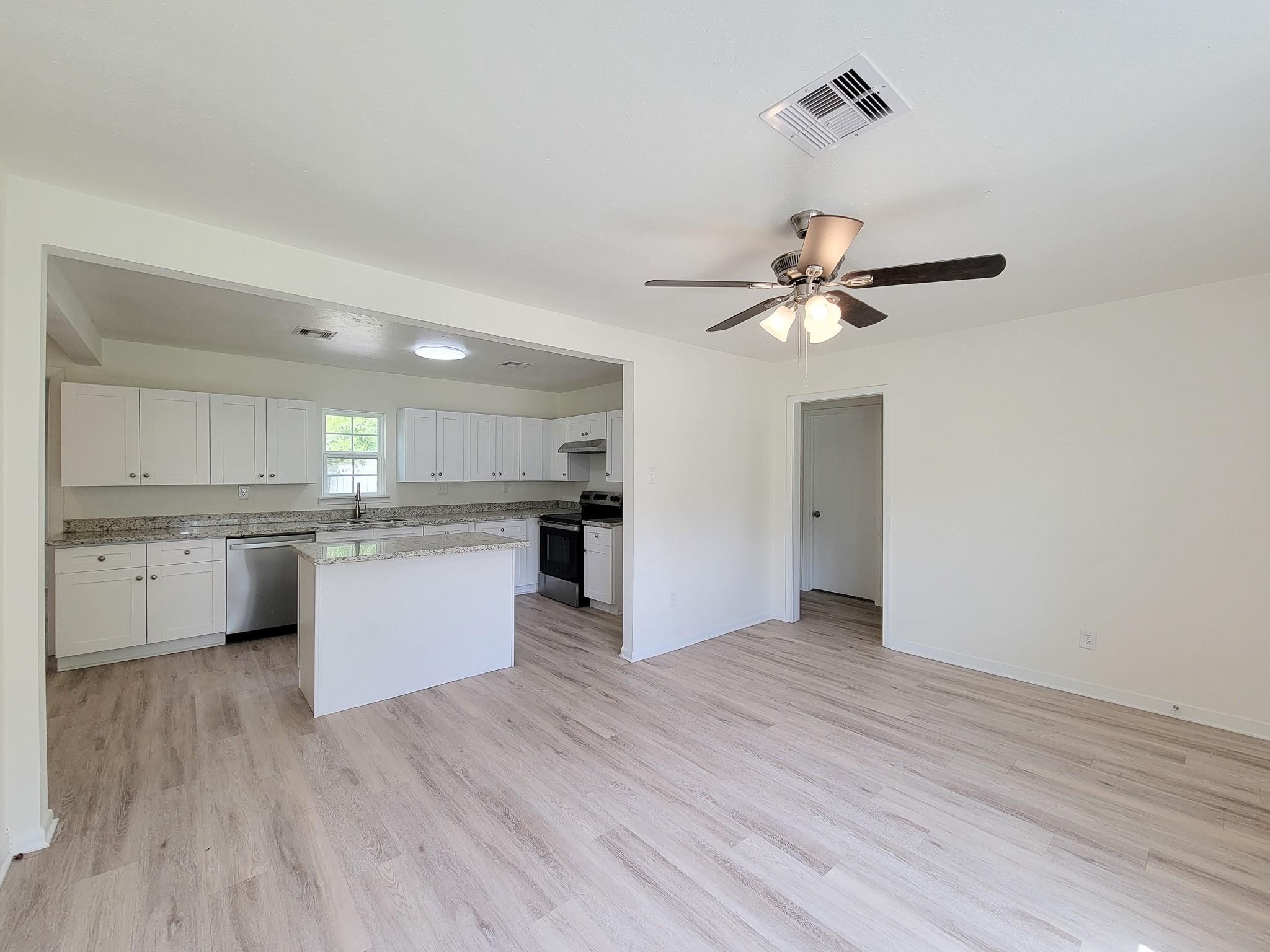725 Cahill Road Angleton, TX 77515 - Photo 6 of 42 Gallery Image 6