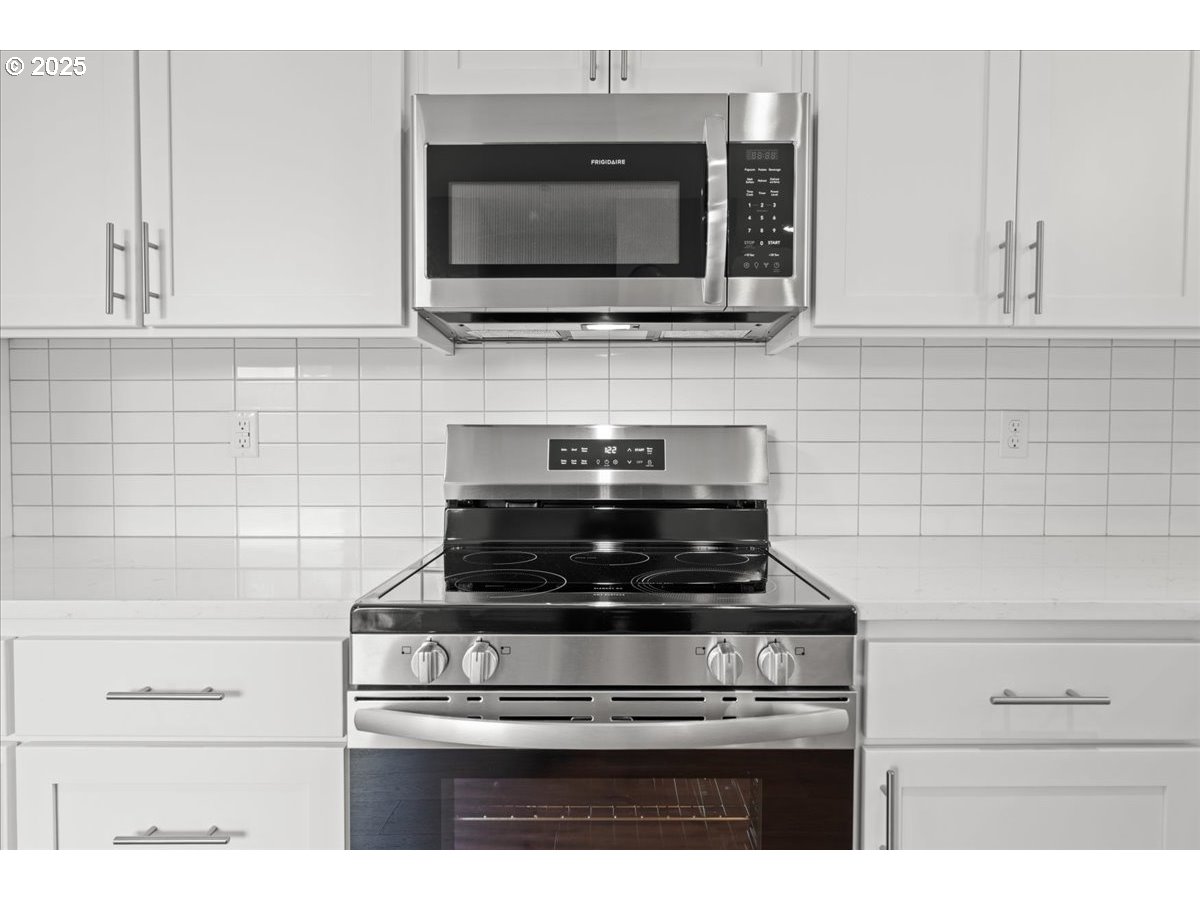 9818 Southwest 34th Place Portland, OR 97219 - Photo 4 of 23