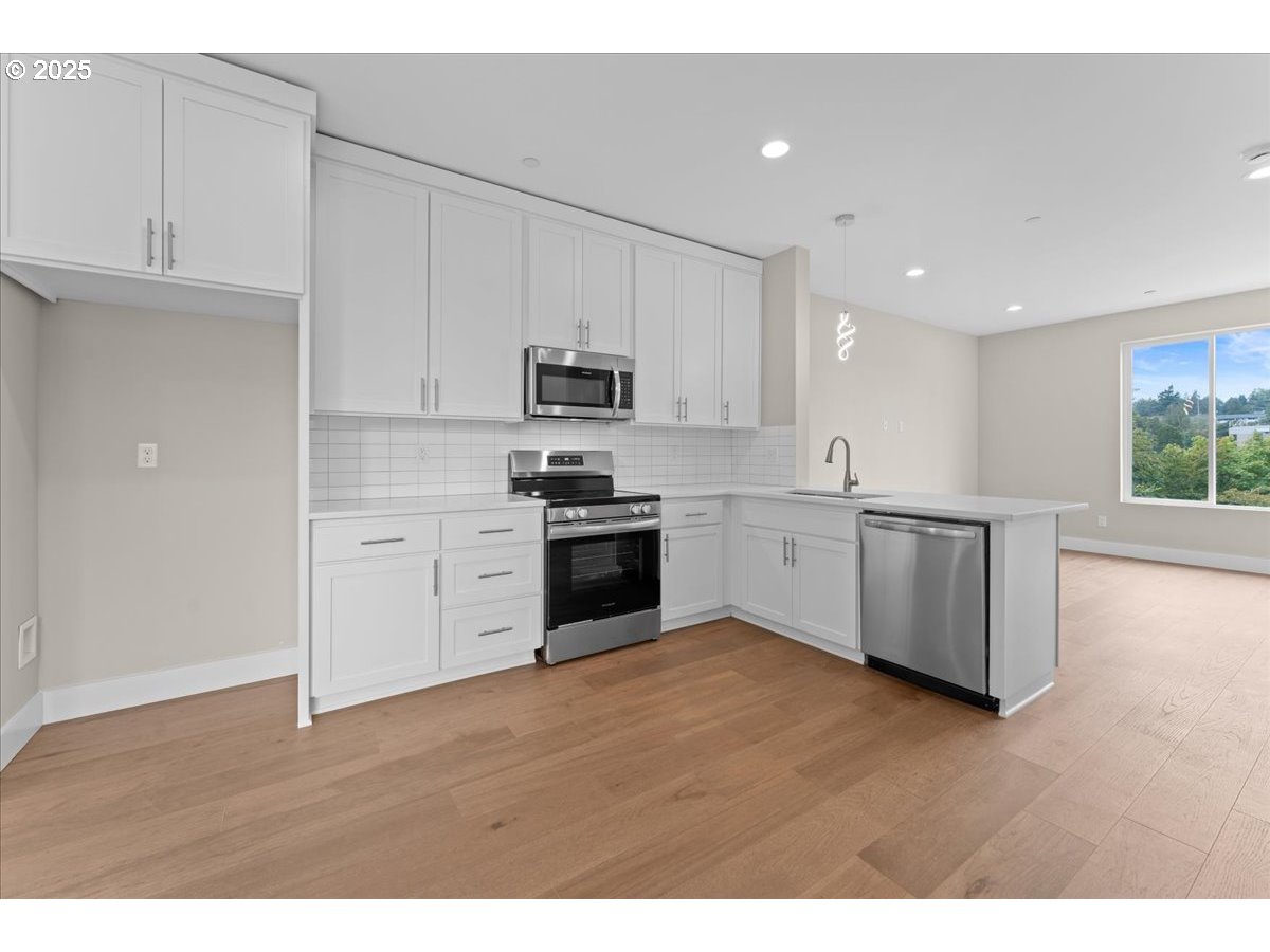 9818 Southwest 34th Place Portland, OR 97219 - Photo 5 of 23