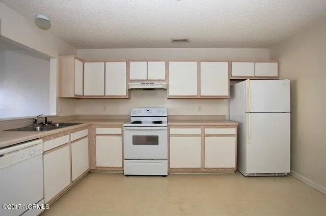 $1,075 | 208 Meadowbrook Lane, Jacksonville, NC 28546