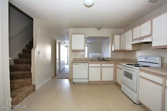 $1,075 | 208 Meadowbrook Lane, Jacksonville, NC 28546