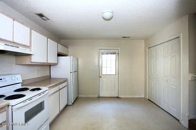 $1,075 | 208 Meadowbrook Lane, Jacksonville, NC 28546