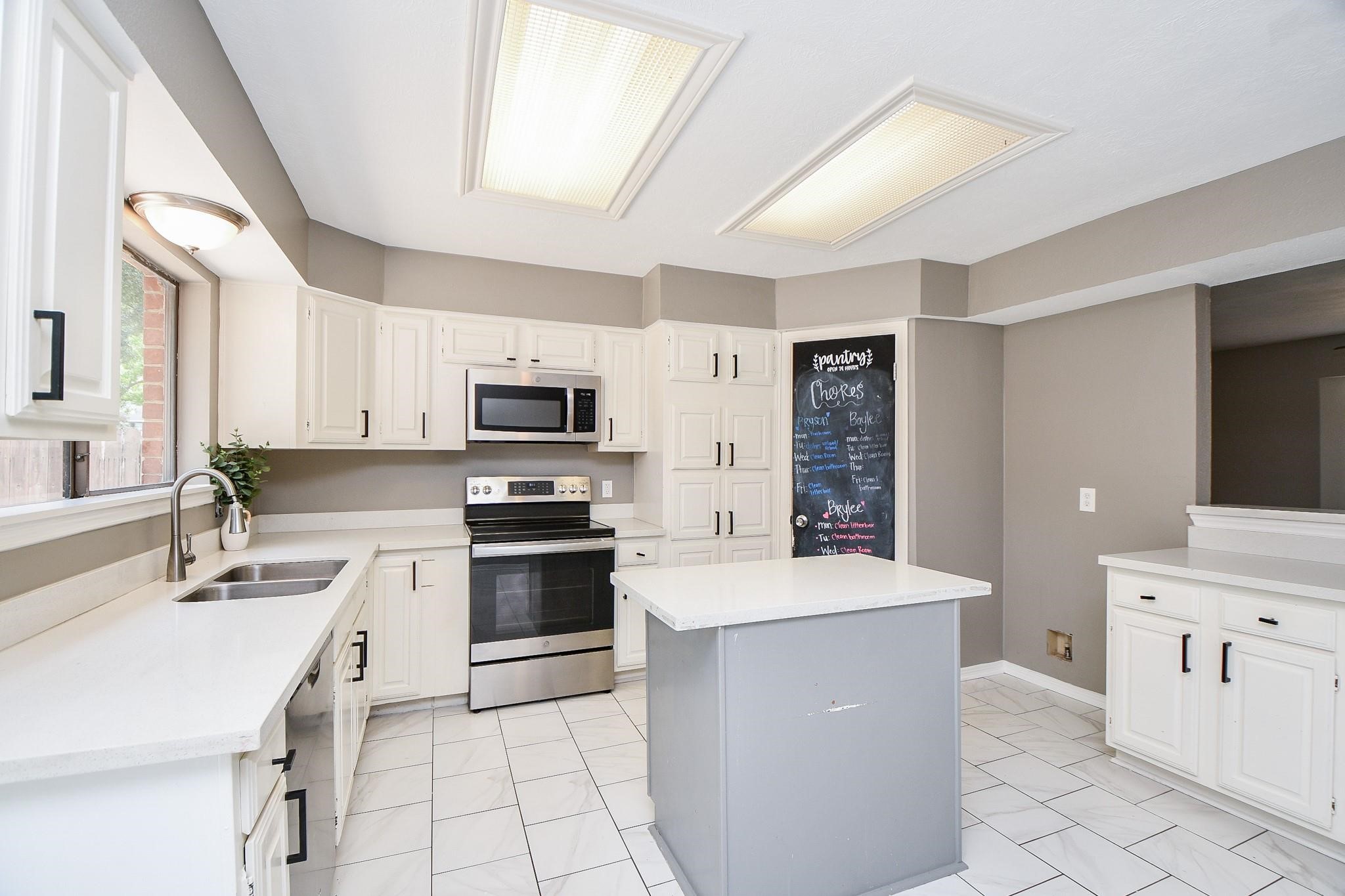 2331 Wren Meadow Road Richmond, TX 77406 - Photo 15 of 37 4 Year old range, newer dishwasher and faucet too!